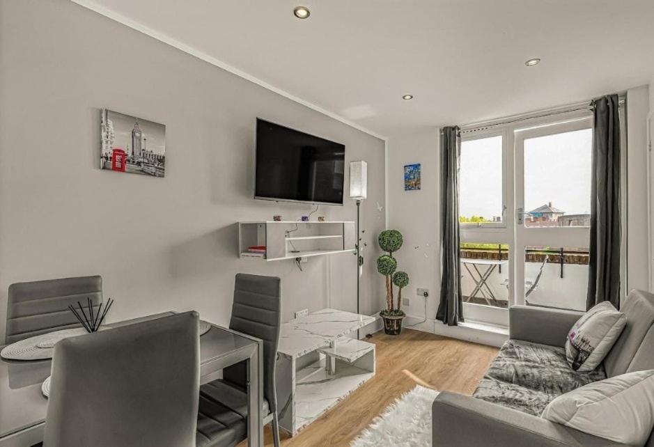Amazing Marina-Overlooking 1Bed Londra Dış mekan fotoğraf