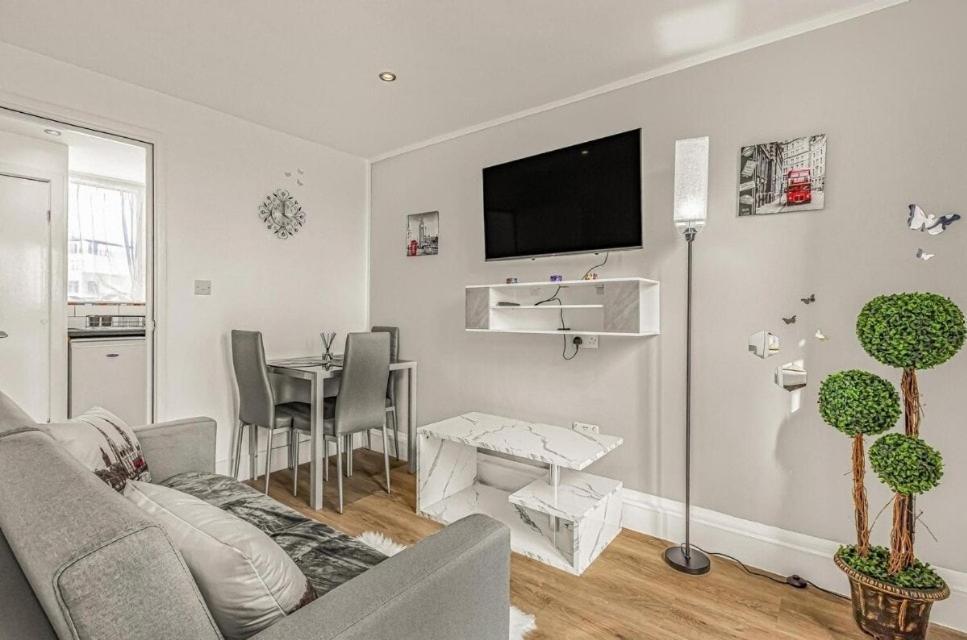 Amazing Marina-Overlooking 1Bed Londra Dış mekan fotoğraf